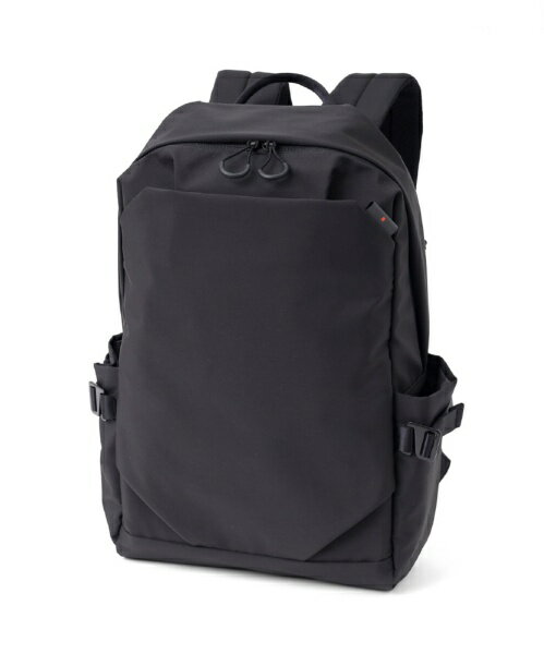 近年、新たな移動手段として注目を集めている「電子キックボード」や「電動アシスト自転車」。電動モビリティシェアリングサービスを提供する『LUUP(ループ)』公認商品として、移動時に便利で機能性に優れたB4サイズのリュックが登場。エキスパンダブル機能や、セットアップ機能、付属スマホポーチなど細部までこだわりぬいた機能面は、ビジネスシーンから旅行まで幅広く活躍してくれます。本体の素材には、撥水素材のシワになりにくく、ふんわりとした質感のポリエステルを使用しており、撥水性のあるコイルファスナーを採用しています。このため、雨の日でも安心してお使いいただけます。ソフトで軽やかな印象を保ちながら、ステッチなどの装飾を表に出さず、シンプルで洗練されたデザインに仕上げています。本体サイズ：W32×H46×D12 (拡張時:18) cm