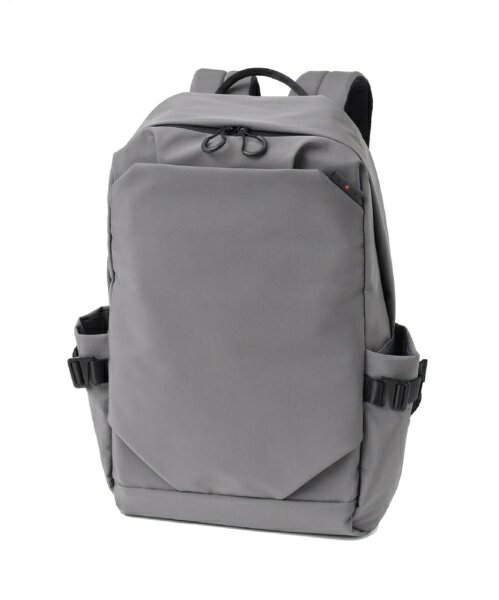 近年、新たな移動手段として注目を集めている「電子キックボード」や「電動アシスト自転車」。電動モビリティシェアリングサービスを提供する『LUUP(ループ)』公認商品として、移動時に便利で機能性に優れたB4サイズのリュックが登場。エキスパンダブル機能や、セットアップ機能、付属スマホポーチなど細部までこだわりぬいた機能面は、ビジネスシーンから旅行まで幅広く活躍してくれます。本体の素材には、撥水素材のシワになりにくく、ふんわりとした質感のポリエステルを使用しており、撥水性のあるコイルファスナーを採用しています。このため、雨の日でも安心してお使いいただけます。ソフトで軽やかな印象を保ちながら、ステッチなどの装飾を表に出さず、シンプルで洗練されたデザインに仕上げています。本体サイズ：W32×H46×D12 (拡張時:18) cm