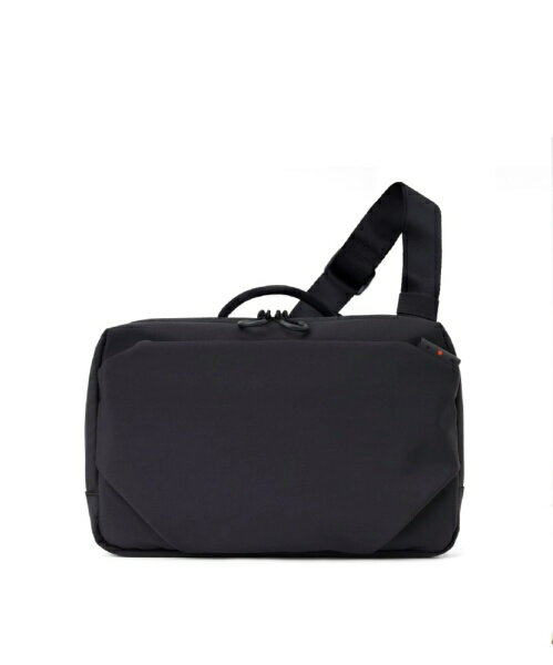 近年、新たな移動手段として注目を集めている「電子キックボード」や「電動アシスト自転車」。電動モビリティシェアリングサービスを提供する『LUUP(ループ)』公認商品として、移動時に便利で機能性に優れたB5サイズのショルダーバッグが登場。エキスパンダブル機能や、セットアップ機能、付属スマホポーチなど細部までこだわりぬいた機能面は、ビジネスシーンから旅行まで幅広く活躍してくれます。本体の素材には、撥水素材のシワになりにくく、ふんわりとした質感のポリエステルを使用しており、撥水性のあるコイルファスナーを採用しています。このため、雨の日でも安心してお使いいただけます。ソフトで軽やかな印象を保ちながら、ステッチなどの装飾を表に出さず、シンプルで洗練されたデザインに仕上げています。本体サイズ：W32×H20×D6 (拡張時:12) cm