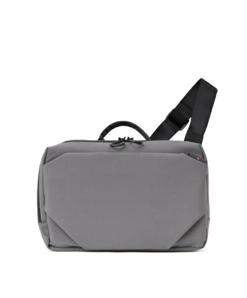 近年、新たな移動手段として注目を集めている「電子キックボード」や「電動アシスト自転車」。電動モビリティシェアリングサービスを提供する『LUUP(ループ)』公認商品として、移動時に便利で機能性に優れたB5サイズのショルダーバッグが登場。エキスパンダブル機能や、セットアップ機能、付属スマホポーチなど細部までこだわりぬいた機能面は、ビジネスシーンから旅行まで幅広く活躍してくれます。本体の素材には、撥水素材のシワになりにくく、ふんわりとした質感のポリエステルを使用しており、撥水性のあるコイルファスナーを採用しています。このため、雨の日でも安心してお使いいただけます。ソフトで軽やかな印象を保ちながら、ステッチなどの装飾を表に出さず、シンプルで洗練されたデザインに仕上げています。本体サイズ：W32×H20×D6 (拡張時:12) cm