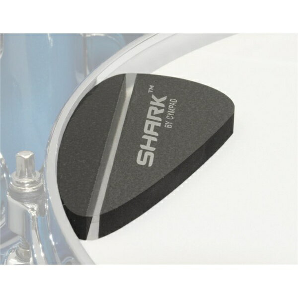 The Sharkドラムミュートシンパッド特有の発泡ポリウレタン製。トロークの強さに合わせて作用する独特の構造。スネアドラムだけでなく、タムタム、フロアタムにも使用可能。コーテッドヘッドなど仕上げの粗いヘッドに使用する際は、確実に取付けるために、同梱のシールを設置面に貼りその上に本体を貼り付けてください。