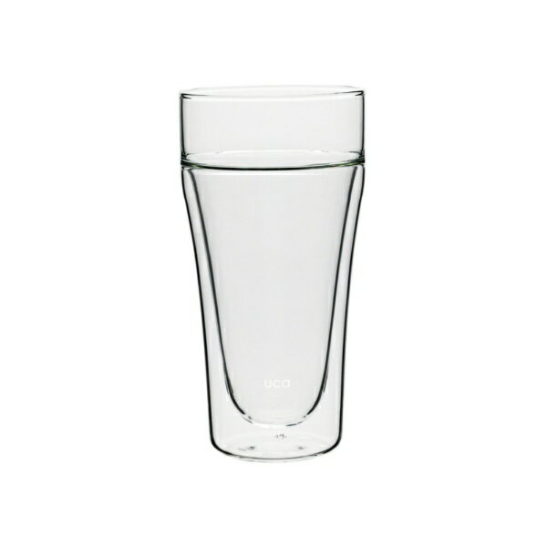 ビールの泡をしっかりキープしながら香りを引き出しやすい独自の形状で、ビール本来の魅力を引き出す「uca 泡を楽しむ 耐熱ダブルグラス」豊かな香りと心地よい口当たりが続く、ビール好きにはたまらないグラスです。フルーティーさやスパイシーさといったビール本来の香りを存分に味わえる構造になっています。エール、クラフトビール、フルーツビールなど、香りの個性を楽しむタイプのビールに相性抜群で、飲み比べの時間がさらに楽しくなるはずです。女性の手でもすっと自然にフィットするスリムなボディとダブルウォールならではの立体的な陰影が、ビールの色味を美しく魅せ、テーブルに置くだけで絵になります。家飲みはもちろん、ホームパーティーやギフトにも！耐熱ガラスの二重構造は、温度変化をゆっくりにしてくれるため、冷たいビールの冷たさを長く保ち、ぬるくなりにくいのが特徴です。結露しにくいので、テーブルが濡れたりコースターが必要になったりする煩わしさも軽減してくれます。口元は飲み心地を優先したシングルウォール仕様で、ビールが唇に触れる瞬間の“スッ”とした軽い口当たりを実現。味・香り・飲み心地のすべてがバランスよくいつもの乾杯を少し贅沢にしてくれる存在です。【仕様】［容量］350ml［適正容量］280ml［耐熱温度差］120℃※この商品は、商品デザイン・パッケージが予告なく変更される場合があります。