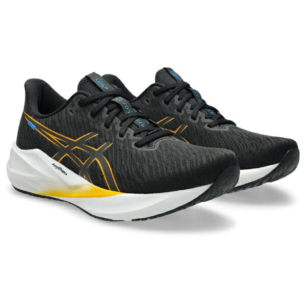 楽天ビック(ビックカメラ×楽天)のアシックス｜asics ランニングシューズ VERSABLAST 4 BLACK×YAMABUKI 1011B984 [メンズ /25.0cm /幅:Medium(EE相当)]【返品交換不可】｜アングル2