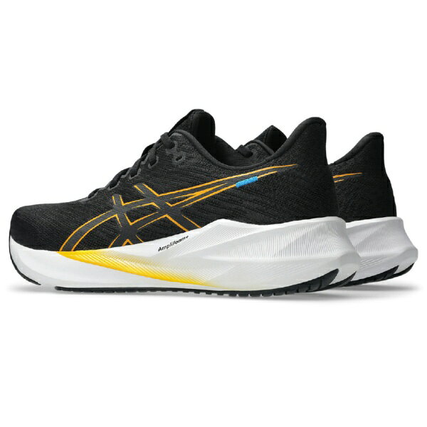 楽天ビック(ビックカメラ×楽天)のアシックス｜asics ランニングシューズ VERSABLAST 4 BLACK×YAMABUKI 1011B984 [メンズ /25.0cm /幅:Medium(EE相当)]【返品交換不可】｜アングル3