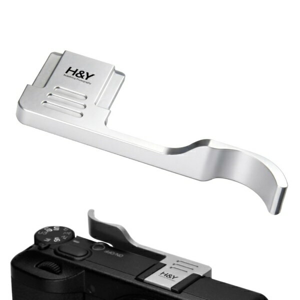 【製品特徴】■H&Y Thumb Grip for RICOH GR IV（サムグリップ リコー GR4 対応）は、RICOH GR IVシリーズ専用に設計されたカメラ用サムグリップです。■RICOH GR IV / GR IV HDF / GR IV Monochrome に対応しています。■親指を自然に掛けられる構造により、カメラを構えた際の安定性を高めます。■スリムでコンパクトなGRシリーズの操作性を損なわず、ホールディング性能を向上させます。■片手持ち撮影時でもカメラをしっかり保持しやすくなります。■安定したホールディングにより、スローシャッターでの手持ち撮影の成功率向上に寄与します。■軽量かつ耐久性に優れたアルミ合金素材を採用しています。■CNC削り出し加工により高精度に成形されています。■カメラとの一体感を重視した仕上げです。■カラーバリエーションとしてブラック、シルバー、ゴールデンオリーブを展開しています。【製品仕様】●製品タイプ：カメラ用サムグリップ●対応カメラ：RICOH GR IV / GR IV HDF / GR IV Monochrome●素材：アルミ合金●加工方法：CNC削り出し加工●カラー展開：ブラック / シルバー / ゴールデンオリーブ【付属品】●H&Y リコー GR IV対応サムグリップ本体です。【補足】▲GR IVシリーズの操作性を損なわない形状で設計されています。▲撮影時の安定したホールディングをサポートするアクセサリーです。【注意事項】◆本製品は、RICOH GR IVシリーズ専用設計です。◆RICOH GRシリーズの他モデルには使用できません。