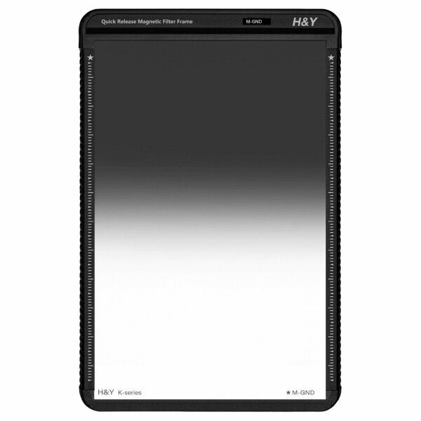 【製品特徴】■ミディアムGND（Medium GND）フィルターは、グラデーション部がソフトGNDより短く、ハードGNDより緩やかな中間タイプです。■風景撮影などで空と地上の明暗差を自然に補正することができます。■真空蒸着コーティングにより理想的なグラデーションND（GND）コーティングを実現したハーフNDフィルターです。■ニュートラルなグラデーションNDコートを採用しており、カラーシフト（色転び）を気にせず自然な描写が得られます。■Corning社製のGorilla Glass III（ゴリラガラス3）を採用しており、優れた耐衝撃性と耐久性を実現しています。■防汚・撥水・防傷・低反射コートを両面に施しており、厳しい撮影環境下でも安心して使用可能です。■HD研磨技術により高い平面度を保持し、重ね付け時にもレンズの解像性能を損ないません。■H&Yが特許を持つマグネットフレームシステムにより、フィルターの着脱や位置調整が素早く行えます。【製品仕様】●フィルタータイプ：ミディアムグラデーションNDフィルター（Medium GND）●サイズ：100mm×150mm●対応ホルダー：100mm K-Series Filter Holder専用●ガラス素材：Corning Gorilla Glass III（強化ガラス）●表面コート：防汚・撥水・防傷・低反射（両面コート）●フレーム仕様：マグネットフレーム付き（磁力により簡単着脱・微調整が可能）●製造技術：HD研磨技術採用（高い平面度を保持）【付属品】●マイクロファイバークリーニングクロス●専用フィルターポーチ【補足】▲別売りのマグネットフレームを使用することで、他社製2mm厚フィルターも装着可能です。▲本製品はK-Series用フィルターホルダーと組み合わせて使用します。【注意事項】◆本製品はガラス製品のため、落下や強い衝撃を与えないようにご注意ください。◆撮影環境によっては、光の反射やフレアが発生する場合があります。撮影条件に応じて角度を調整してください。◆他社製ホルダーを使用する際は、マグネットフレーム互換性をご確認ください。