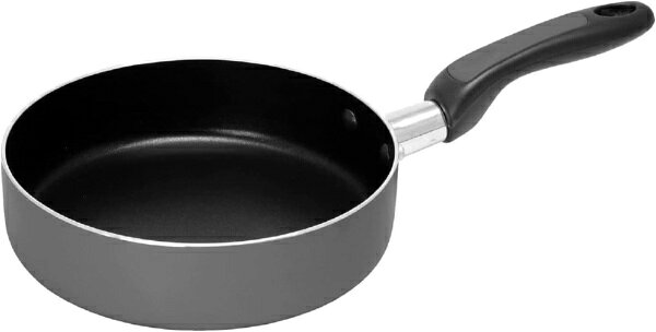 シンプルでインテリアに馴染みやすいモノトーン調のフライパン。目玉焼きや少量の調理など、一人暮らしにおすすめのサイズ。■一人暮らしに目玉焼きやウインナー、ハンバーグを焼いたり、少量の調理などに。1人分の炒め物、ちょっとした料理を作る際にちょうどいいミニサイズ。ミニサイズなので、省スペースで収納できます。■フッ素樹脂加工食材がくっつきにくいフッ素樹脂加工を施しております。■耐摩耗性試験10万回クリアダイキン工業株式会社の「Silkware」コーティング。※金属へら試験は日用金属検査センターで試験実施しています。（2021年3月16日認証）※発ガン性や胎児の奇形などが懸念される「PFOA」が使われていない安全なフライパンです。■馴染みやすいモノトーン調巣ごもり需要の影響により自宅で料理を作る人や、テレワーク時にレトルトを温めたり、パスタを作ったり。料理をする機会が多くなったからこそ、自宅にいる時間が多くなったからこそ、システムキッチンやお部屋に馴染むトレンドカラーのモノトーン調に。■ご使用上の注意●本製品はガス火・IHどちらもお使いいただけます。●ご使用前に食器用洗剤で洗浄してからご使用ください。●急激な加熱はふっ素樹脂塗膜の損傷や、食材などの焦げ付きの原因になりますのでご注意ください。●ふっ素樹脂塗膜は使用を重ねるうちに表面が摩耗し、調理物がこびりつくようになることがあります。●ご使用後は、食器用洗剤をスポンジにつけてよく洗い汚れを落としてください。また、水分をよく拭きとって乾燥させてから保管してください。