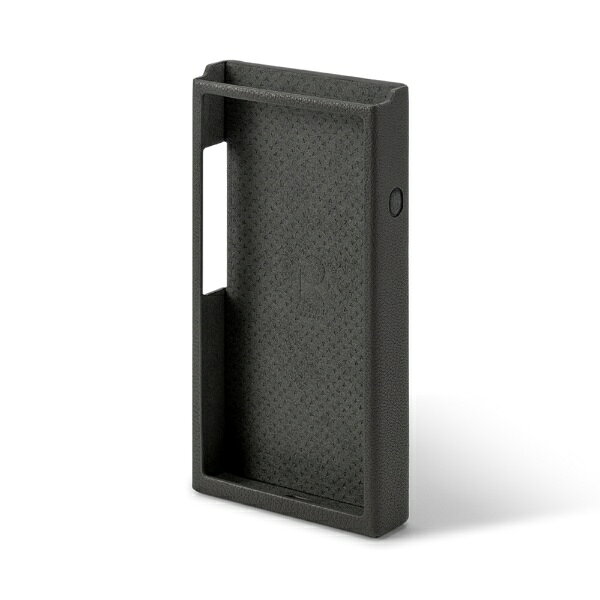 PD20 Caseは、フランス屈指のレザー専門メーカーであるALRAN（アルラン）社製のプレミアムな山羊革（ゴートスキン）を使用して作られています。必要な部分のみを保護するように設計されたこのケースは、デバイスとシームレスに一体化し、洗練された控えめなフィット感を実現しています。ALRAN社のゴートスキンはベジタブルタンニング工程で生産されており、傷や湿気に対して高い耐性を備えています。表面のクオリティが長期間維持されるため、経年変化を最小限に抑え、PD20とともに末永くご愛用いただけます。背面には内蔵スタンドを備えており、平らな場所でのハンズフリー使用も快適に行えます。1903年にフランス南部のタルンで設立されたALRAN社は、100年以上の歴史を誇る伝統あるタンナー（皮革製造業者）です。 1980年代以降、天然皮革の製造技術に特化し、世界最高峰のゴートスキンメーカーの一つとして国際的な評価を確立しました。その卓越した品質により、世界中の主要なラグジュアリーブランドへプレミアムなレザーを供給しています。