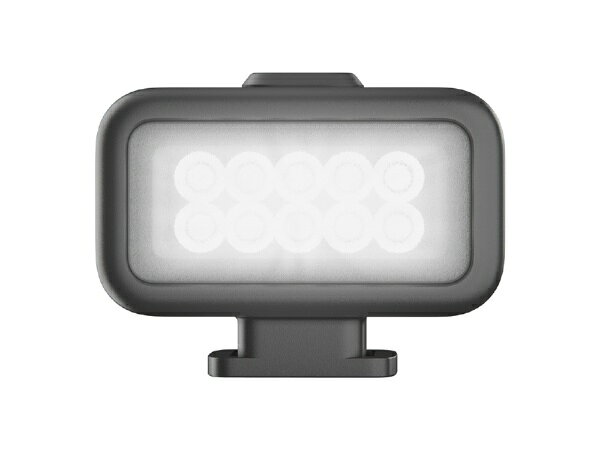 ディフューザーの機能的な設計により、電源ドアを開けて給電しながら長時間撮影が可能 メディアモッドまたは MISSION 1シリーズ対応のコンパクトカメラグリップ を使用して取付可能 優れた耐久性と10mまでの防水性能 最長8時間まで使えるリチャージャブルバッテリーを内蔵 光量を最大限まで引き上げる30秒のオーバードライブモード