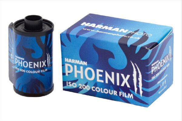 HARMAN Phoenix II は、HARMANの第2世代カラーフィルムで、初代とは大きく異なります。個性はそのままに、コントラスト、粒状性、ハイライト/シャドウの保持、シャープネスが向上しました。すべての層と構成要素が再設計・再構築され、まったく新しい配合になりました。新しい染料、カプラー、さらには実験的な層構成までが採用されています！初代よりも大胆さや予測不能さは抑えられましたが、Phoenix IIは真のアナログルックのための個性を十分に備えています。コントラスト、粒状性、シャープネスの向上により、シャドウとハイライトのディテールが保持され、露出ラチチュードの柔軟性が向上しました（ただし、Phoenix IIでも正確な露出が依然として重要です）。デフォルト設定でのスキャンも改善されており、最終的なルックは使用するスキャナーによって異なります。Phoenix IIは、まったく新しいものに挑戦し、実験し、クリエイティブになるためのチャンスです。先入観を捨て、この旅を楽しんでください。