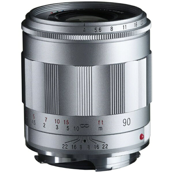 APO-LANTHAR （アポランター）90mm F4 Close Focus VM は、フルサイズMマウントセンサーに最適化した、極めて性能の高いマニュアルフォーカスの中望遠レンズです。アポクロマート設計により軸上色収差をはじめとする各種の収差を徹底的に排除するとともに、解像力やコントラスト再現性に関しても究極の性能を追求。開放F値はレンジファインダーカメラ用の伝統的な90mmレンズに用いられていたF4を採用しながら、7群8枚という贅沢なレンズ構成のうち6枚に異常部分分散ガラスを投入することで妥協のない光学性能を実現しています。レンズ全体を繰り出すシンプルな構造と開放F値をF4に抑えたことで全長はマウント面から54.8mmの短さを実現。本体重量は235gと軽量に仕上げられ、優れた可搬性とともに光学式レンジファインダー使用時の撮影フレームのケラレを解消しています。高精度な距離計連動機構を搭載し、総金属製のヘリコイドによるシルキーな操作感覚とともに伝統的なレンジファインダーを用いたピント合わせの醍醐味が味わえます。最短撮影距離は、距離計に連動する0.7m（装着するカメラにより異なる）から更に繰り出せる直進式ヘリコイドの採用により0.5mを実現。クオーターマクロを超える撮影倍率0.28倍を確保しながら、アポクロマート設計により近距離撮影時にも画質の乱れを心配する必要はありません。距離計連動範囲の分岐点は、ピント操作中にクリック感で認識できる機構を搭載しています。フレアカットの効果を維持しながら装着時の撮影フレームへの干渉を排除すべく突出部約9mmという短さで設計された、レンズ本体と一体感のある専用金属製フードが付属します。
