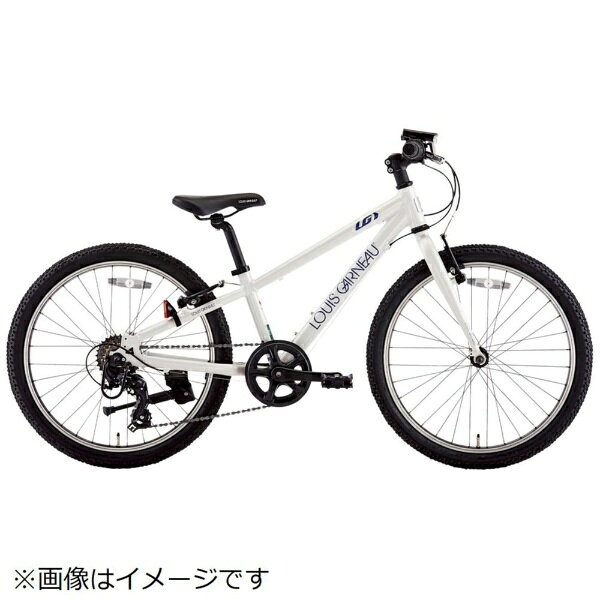 お子様のアクティブな冒険心を生み出すジュニアマウンテンバイクスポーティなアルミフレームに、ルイガノらしいおしゃれなカラーリングを組み合わせました。マットカラーを追加し、各サイズのターゲット年齢層に合わせたカラーを設定することで、色を選ぶ楽しさをさらに広げています。ボリュームのあるブロックタイヤが安定感と力強い走りを実現し、街乗りからちょっとした悪路まで幅広く対応します。「お子様が安心して自転車の楽しさを学ぶ」という価値観を重視し、フロントギアはシングルギア＆ダブルガード仕様を採用し、チェーン外れ等のトラブルに配慮するとともに、握って回すだけのグリップシフトで、はじめて変速操作を学ぶお子様にも扱いやすい仕様です。また、アルミ＆低床フレーム設計とリジットフォークにより、軽量で足つき性能も良好。サイドスタンドとバッテリーライトを標準で装備したBAA対応で、購入したその日から安心して走り始めることができます。オプションには専用のフロントキャリヤ、バスケット、フェンダーを用意し、実用性にもこだわりました。
