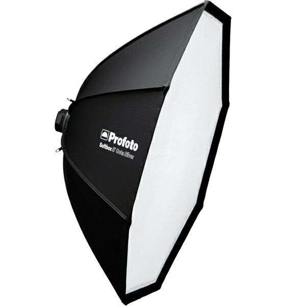 Profoto ソフトボックス 5’ オクタ型は、スピードリング搭載により、わずか数秒でセットアップでき、驚くほどやわらかい光を作り出します。 人物のライティングでは、円形の形状が被写体の目に自然なキャッチライトを作り出します。オクタ型は、すべての面で均等にやわらかい／硬いエッジを演出するため、ファッション、美容、ポートレート、インタビューのライティングに最適です。 オールインワンマウントデザインを特長とする Profoto ソフトボックス オクタ型は、驚くほど簡単にセットアップでき、素早く折りたたみ／展開することができます。さらに、取り外し可能かつ交換可能なディフューザーを通じて、光のやわらかさと強度を調整できます。入り込んだフロント部が自然な光を均等に分散させ、耐熱性があるため、Profoto 100 mm フラッシュおよび LED ライトの全製品に対応します。 大型セットアップに対応する Profoto ソフトボックス 5’ オクタ型は、強化構造により、撮影現場でも安心して使える安定性と信頼性を備えています。グレードアップされたマジックテープ接合部がディフューザーとグリッドをしっかりと固定し、4 つのセーフティワイヤー接合点がリギング時の安全性をさらに高めます。Profoto の標準のクランプマウントは、ライトとの接続を確実にし、要求の厳しいプロフェッショナルな撮影のために設計されています。 さまざまなアクセサリーにも対応する Profoto ソフトボックス オクタ型 は、ライティングのセットアップを正確にコントロールしたい人に完全なクリエイティブの自由を提供します。 注意：ProHead を出力レベル 10 （2400 Ws）で使用し、定常光（500W）をフルエフェクトで使用する場合、スピードリングが熱くなりすぎて触れなくなるのを防ぐため、1 分間に最大 8 回までのフラッシュを推奨します。 特長 ? やわらかく美しい光を作り出す ? 素早く折りたたみ／展開できるオールインワンマウント ? 取り外し可能なディフューザー ? セーフティワイヤー用の 4 つの接合点あり ? すべての Profoto 100 mm フラッシュおよび LED ライトに対応 ? さまざまなアクセサリーに対応 ? ラベル付きソフトバッグに収納 ? 高品質のファブリックを採用