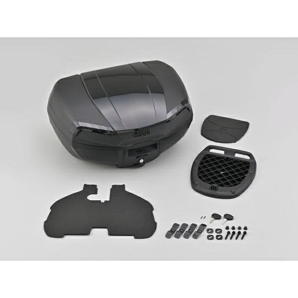 ●GIVI モノロックケースのトップモデル。独自のアンダーカット成形技術により、シェル接合部の剛性を高めながら空力性能に優れたフォルムを実現。美しいデザインと高い耐久性を兼ね備えています。フルフェイスヘルメット2個を収納できる大容量設計で、取り外し可能なソフトマットを標準装備。 【注意事項】※キャリア本体の積載制限以上は積載しないでください。※防水性を考慮した設計をしておりますが、完全防水ではありません。※構造上カギの閉じ込み（インロック）が出来てしまいます。十分ご注意ください。■容量：46L■最大積載量：3kg■重量（ベース込み）：4.2kg■サイズ：奥行448×幅578×高さ305（mm）
