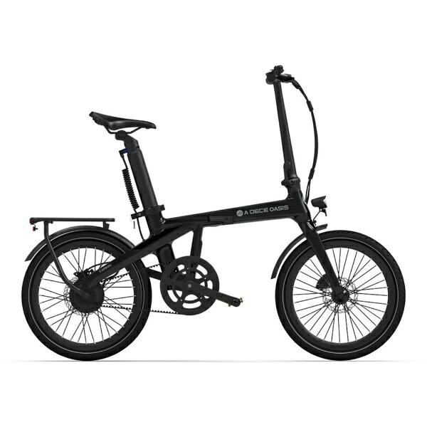 最上級軽量化カーボン製折りたたみ電動自転車■LightCoreカーボンファイバーで電動自転車の新たな可能性を解放Air Carbonは、頑丈かつ耐久性に優れたLightCoreカーボンファイバーを採用。車体重量はわずか14.5kgと、一般的なロードバイクと同等ながら、パワフルな電動アシスト性能を実現します。軽量設計によって、まるで羽のように軽やかなライドを体験できるのが魅力です。さらに、わずか15秒で折りたためるコンパクト設計は、スムーズな通勤から収納までをシームレスにサポート。あなたの冒険やライドニーズを自在にカバーします。■IntelliTrack GPSセキュリティシステム　スマートな防護で、安心の走行をサポートADO IntelliTrack GPSセキュリティシステムは、自転車の動きを常時モニタリングし、位置情報を正確にトラッキングします。万が一の移動や衝撃を検知した場合、即座に通知が届き、転倒アラームも瞬時に作動。ライド中の安全を常にあなたの手元でコントロールできます！■ADOBELTDRIVE カーボンベルトドライブ　3万キロメートル無メンテナンス私たちのカーボンファイバーベルトは、最大30,000kmにわたる耐久性を誇り、煩わしいメンテナンスを大幅に削減します。ギアやチェーンの油汚れやサビの心配もなく、より静かでスムーズなライディングを存分にお楽しみください。■【型式認証取得済みで安心安全】カーボンベルトで足元が汚れない・バッテリーがサドル下で目立たない一年間の製品保証カーボンファイバーのスペシャリスト：軽量、安全、乗りやすさ、そしてスタイリッシュさ——これらの特長を体現するのがAir Carbonです。業界最高級のカーボンファイバー素材を採用し、ADOの洗練されたデザインと独自開発のGPS連携技術を融合させました。数十万人のADO Airライダーが選び続けてきた伝統を受け継ぎつつ、新たな価値を提供します！■ 一般規格・最大走行距離：100km（最大航続距離）・最大速度：24km/h・走行モード：デュアルモード切替（ECO / SPORT）・動作温度：-10〜50℃・フレーム素材：カーボンファイバー・防水性能：IPX5（ディスプレイ IPX7）・最大積載重量：120kg・充電時間：4〜6時間・最大登坂角度：20°・対応身長：145〜190cm・最大トルク：35Nm・重量：14.5kg ■ 電子規格・定格出力：250W・モーター：BAFANG ブラシレスDCモーター・センサー：トルクセンサー・バッテリー：36V / 9.6Ah・ディスプレイ：2.4インチ IPSカラー画面・アプリ連携：ADOスマートアプリ対応・GPS機能：盗難防止GPS搭載 ■ その他の部品・フロントライト：E-Mark認証 1200lm・ブレーキ：油圧ブレーキ・駆動システム：カーボンベルトドライブ・テールライト：電子テールライト・タイヤサイズ：20 × 1.75インチ・ハンドル：人間工学に基づいた滑り止めグリップ・電動アシスト自転車（e-bike）とは？電動アシスト自転車は、ペダルを踏むとセンサーが力を感知し、モーターが適切な力でアシストしてくれる自転車です。一般の自転車と比べて、坂道や向かい風でも軽いペダリングで走れます。バッテリーが切れても、普通の自転車と同じようにこいで走ることができます。・仕組みペダルを踏むとセンサーが踏力を感知し、モーターが補助します。アシストは速度が上がるほど弱くなり、時速24km以上ではアシストがなくなります。（道路交通法の規定）・一般自転車との違い道路交通法上は同じ「自転車」として扱われ、免許不要で誰でも乗れます。ただし、電動アシスト自転車にはスイッチ・バッテリー・モーターが搭載されている点が異なります。・メリット荷物が多くても坂道がラク免許不要で家族みんなで使える行動範囲が広がる（遠出や長距離移動が楽）走行時のCO2排出がゼロで環境に優しい→ ガソリン車やバイクと違い、環境負荷が少ない移動手段です。・活躍するシーン長距離通勤・通学重い荷物を運ぶとき免許返納後の移動手段としてなど、日常生活での移動がもっと快適になります。