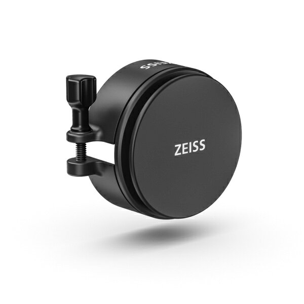 ZEISSスマホ撮影アダプタは、スマートフォンを使ったデジスコ撮影を可能な限りシンプルかつ柔軟で、そして高品質なものにするよう設計されています。別売の専用アタッチメントにより、面倒な再調整を行うことなく、観察から写真・動画撮影へと素早く切り替えることができます。精密な光学調整によって自然な色再現を実現し、光の干渉を最小限に抑えた、非常に鮮明な写真や動画を提供します。微調整機能により、地平線の水平出しや構図決定を正確に行うことができ、ケラレや黒い枠が生じることは一切ありません。ステンレススチール、アルマイト加工されたアルミニウム、耐久性に優れたゴム部品など高品質な素材を採用することで、優れた安定性と耐久性を実現しています。ZEISSスマホ撮影アダプタは、ZEISSの光学機器性能を最大限に引き出したいかたにとって、理想的なアクセサリーです。※ZEISSスマホ撮影アダプタには、機種にあったZEISSスマホ撮影アダプタ用アタッチメントが必要となります。【特長】素早く簡単なセットアップ・簡単に取り付け・取り外しが可能。・縦位置、横位置など角度切り替えが簡単。（固定角度がないため柔軟性に優れます）・別売のアタッチメントにより、観察からスマホ撮影への切り替えが簡単。高い光学性能と画質最適化・精密な光学調整により、自然な色再現と光の干渉の少ない、非常にシャープな写真・動画を得られます。・ケラレや黒い縁が出にくい設計で、画面全体をきれいに使えます。高い汎用性・多くのスマートフォンに対応するユニバーサルクランプ方式で、機種変更時にもアダプターを買い替える必要がほとんどありません。・多くのスマホケースは装着したままでも使用できる設計です。高い安定性と耐久性・ステンレススチール、アルマイト加工されたアルミニウム、耐久性の高いゴム部品など、高品質な素材を採用し、安定性と耐久性を実現しています。