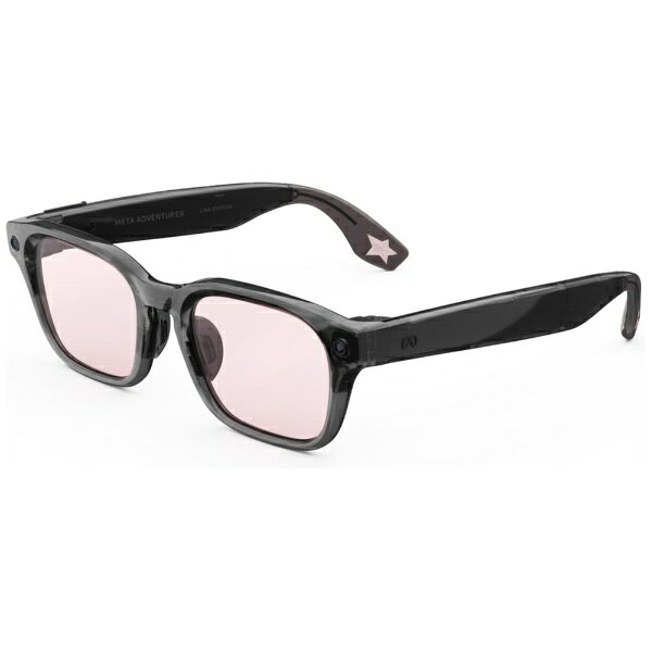 世界的なアイコン、LISAと共同でデザインしたMeta Glassesが登場。■LISAと共同でデザイン　LISAと共同でデザインした、2つのアイコニックなスタイル。印象的なキャットアイ、透け感のあるピンクレンズを組み合わせた大胆なフレームをチェック。■スペシャルエディションのチャーム　すべてのグラスに、ケースやバッグに簡単に取り付けられる14種類のコレクタブルチャームのうち1つが付いてきます。LISAと共同でデザインし、彼女のペット「Lファミリー」からインスピレーションを得て生まれたアイテムです。■Meta AI搭載　チャット、通話、写真や動画の共有をすべてハンズフリーで瞬時に。スマホを取り出すことなく、つながりを保ち、あらゆる瞬間を捉えよう。■すべりを抑える設計　どのフレームも、すべりを抑え、あらゆる顔の形にぴったりとフィットするよう細部まで配慮して設計されています。■ハンズフリーカメラ　超広角の1200万画素カメラと、最大3K HD解像度の動画で、忘れられない思い出を記録しよう。■撮影を周囲にお知らせ　Meta Glassesには、現在撮影中であることを周囲に知らせるライトが搭載されています。■音楽も、周りの音も逃さない　Spotify、Apple Music、Audibleなどのアプリを連携*させて、ハンズフリーで楽しもう。周囲の状況を把握しながら、オープンイヤーオーディオで、クリアな通話やその場面にぴったりの音楽を楽しめます。　*近日中に対応予定。別途アカウントが必要です。料金が適用される場合があります。■ライブ翻訳　20の言語を簡単に翻訳。「Hey Meta」と声をかけるだけで、世界を思いのままに探検できます。■セット内容　AIグラス、充電ケース、コレクタブルケースチャーム、クリーニングクロス、リファレンスガイド　※USB-C充電ケーブルは含まれていません。　対象年齢は13歳以上。