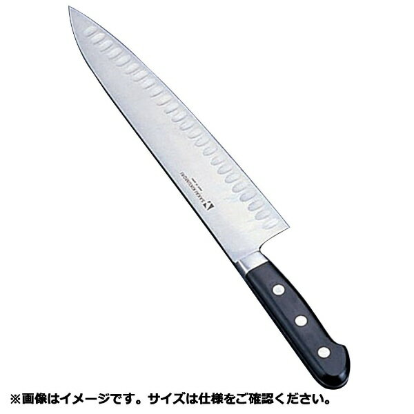 刃面に楕円状のくぼみが付けられた、堺 菊守 サーモン型包丁シリーズ「牛刀」■包丁の仕様・形状：牛刀（洋刃）型・刃型：両刃・刃渡りサイズ：21cm■ディンプル（くぼみ）仕様　食材と包丁との間に空気層を取り込むため、食材が引っ付きにくくなり切り離れがよいので使いやすいです。■アゴの部分を斜めに丸くカット　握りやすさを高め、疲れにくくなっています。　※個人差があります。あらかじめご了承ください。■サーモン型包丁シリーズ（2021年4月時点取り扱い）・ペティーサーモン（12、15cm）・牛刀サーモン（21、24、27、30cm）・筋引サーモン（24、27cm）※数字は刃渡りサイズです。