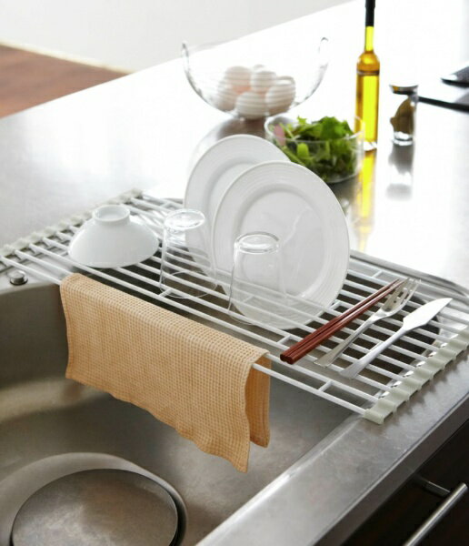 使わない時はクルッと巻いて収納できる、便利な折り畳み水切りラックです。シンクの奥行が約54cm以下のシンクでご利用いただけます。キャップとワイヤーが取り外せるので、蛇口を避けて設置することも可能です。シンクのスペースを有効活用し、調理スペー...