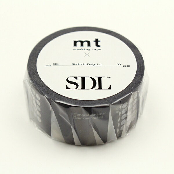 ストックホルム・デザイン・ラボ（SDL）は、マルチディシプリナリ・スタジオとしてヨーロッパにおいて非常に高い評価を受けているデザイン会社です。1998年の設立以来、お客様のブランドやビジネスをシンプルでユニークな形へ変換しています。航空会社、スピリッツブランド、美術館、ファッションレーベル、ホテルチェーン、目まぐるしく変わる小売業環境、技術企業、文化事業機関や教育機関、そしてドラッグストアまで、ストックホルム・デザイン・ラボは多岐にわたる国内外のお客様の業務を手掛けています。 SDLの作品は、東京、ベルリン、モスクワ、ロンドン、ニューヨーク、サカテカス、ヘルシンキ、ケルン、そしてストックホルムの各都市において開催されたヘルシンキ国立美術館展でデザイン・コレクションとして展示されています。今年は、SDLの設立20周年を記念し、mt 向けにユニークなリミックスデザイン4点を発表しています。