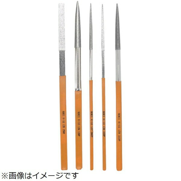 ■適正な粒度のダイヤモンドを独自の電着技術でヤスリ合金に強固に配列させたグレードの高い商品です。■厳密な素材管理によって、高精度・高強固・シャープなエッジのヤスリを提供します。■ヤスリのグリップに商品名を印字し、粒度によりグリップの色分けをしているので、管理と再オーダーが簡単です。【用途】・各種金型の仕上げ・修正・R取りなどに。・各種刃物研削等、硬質脆性材料の研削に。・小径穴・面取り等に。【仕様】・タイプ： 10本組・形状： 平（幅）7.0×（厚さ）2.5・全長（mm）： 185・刃長（mm）： 50・柄の形状： 角・鉄工用タイプ（#140）