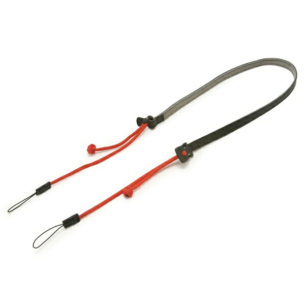 Flynn Camera Strap／フリン カメラストラップ（本製品）はアルティザン・アンド・アーティストがアメリカ人写真ジャーナリスト、ショーン・フリンのカメラに使用されていた、パラコードのストラップに感銘を受け開発したストラップ。 耐荷重に優れた素材パラコードとレザーのコンビネーションが魅力のストラップには、アルティザン・アンド・アーティストならではの美しさと機能性が備わっている。 左右双方で長さ調整ができることに加え、片側にはカメラの着脱が簡単にできるバックルを採用。 パラコードの先端部分は自然にほどけることがなく、長さ調整時につまみやすい「セルティックボタンノット」を職人が一本一本、丁寧に結んでいる。コンパクトカメラでの使用を想定した本モデルには新たに開発した“松葉紐接続”を採用、パラコードと松葉紐の接続部は熟練の職人により丁寧に縫製・補強されており、十分な耐久性を確保している。 耐荷重に優れたパラシュートコード*とレザーを組み合わせた新ジャンルのストラップ。パラコードの先端部分には一点一点手作業でセルティックノットという結びが施され、見た目の楽しさに加え、つまみやすいデザインに。ノットをつまんで左右の長さを別々に調整できる仕組みになっており、ハイエンドなコンパクトカメラをアクティブに操ることを可能にする。また片側の調整パーツバックルになっているのでカメラの着脱がスムーズ。レザー部分は、表面にスムースレザー、裏面に肌触りの良いベロアを重ねた仕様で適度な厚みがあり、快適な着用感を実現。カラーはレッドとネイビー、そしてミリタリーテイストを感じさせるタンの3色。グランピングやアクティブなアウトドアシーン、また街中でのスポーティーなスタイリングで活躍するストラップです。 *パラシュートコード：パラシュートに使用されているナイロン製の強靭なコード。汎用性が高く、アウトドア・シーンに限らず様々なシチュエーションで重宝されている