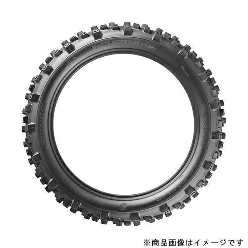 ●モトクロスタイヤ開発の長年のノウハウを注ぎ込み、FIM規定にも適合しつつ、オフロードでのリアトラクション及びフロント／リアのコーナリンググリップを大幅に向上させた。あらゆる路面コンディションに鋭く対応。力強いグリップと前に進む力を生み出すエンデューロタイヤ。●新設計トレッドパタン高いオフロード走破性を実現する技術でオフロードでのリアトラクションを大幅に向上させ、フロント /リアのコーナリンググリップを大幅に向上した。●パタンの特徴1)【Castle Block(凸ブロック)】中間路面だけでなくハード寄りの路面でのトラクション性を確保するために、センター領域のブロックのエッジ効果を最大限に引き出す凸状のブロックを採用。2)【Bunker(トレッド部のくぼみ)】ブロック部が路面に埋まった状態でもバンカー部のエッジ部分でトラクションを生み出す。●リアパタン設計リアも同様に3Dシミュレーションで可視化、ブロックの形状、配置を最適化。エッジ成分、ブロック剛性ともに増加しトラクションが大幅に向上■品番：MCS01434■標準リム幅：2.15インチ■適用リム幅：2.15〜2.75インチ■外径：680mm■トレッド幅：118mm
