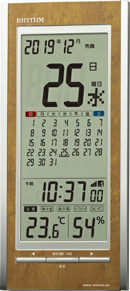 スッキリ縦長でお部屋に合わせやすい木目調デザインが特徴的な、カレンダー付のデジタル電波時計です。掛け置き兼用の便利なモデルです。電波時計掛置兼用（内蔵スタンド使用）マンスリーカレンダー表示（2099年12月31日まで表示可能）六曜表示(2030年12月31日まで表示可能）温度表示(-9.9〜50℃）湿度表示(20〜95%)環境目安表示（「食中毒」「カビ・ダニ」表示タイプ） ※本商品が対象となるクーポンは、その期間終了後、同一内容でのクーポンが継続発行される場合がございます。