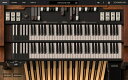 メーカー公認バーチャルインストゥルメント オルガン音源Hammond B-3Xは、Mac/Windowsコンピューター上で動作するHammond B-3を再現したバーチャルインストゥルメントで、ダウンロードで先行発売され大好評だったため強い要望からパッケージ版の発売が決定いたしました。Hammond B-3を再現したバーチャルインストゥルメントは世の中に多数存在しますが、このHammond B-3XはIK Multimedia社が、米国シカゴのハモンドオルガンカンパニーと浜松の鈴木楽器製作所と共に共同開発したもので、HammondおよびLeslieが公認した史上初のソフトウェアインストゥルメントとなります。■製品概要Hammond B-3Xのサウンドはオルガン本体のサウンドの忠実な再現だけでなく、併せて用意された複数のエフェクトを組み合わせることで生成されます。5種類のストンプエフェクト、Leslieロータリーキャビネット(8種類のアンプと5種類のロータリーキャビネットの組み合わせを自由に選択可能)、パラレルでミックス可能なギターアンプ(AmpliTube 4から抜粋)などに加え、コンプレッサー、EQなどのポストエフェクト(T-RackSから抜粋)が用意されています。実機さながらの信号の流れを再現した上で、全体的なサウンドシェイピングを行えます。究極のリアリズムを提供するため、実際のオルガンと同じ機械的動作に基づいてサウンドがつくられています。Hammond B-3Xは入念にメンテナンスされたハモンドオルガン実機を使い、音色の元となる91組のトーンホイールから生成される音をサンプリングし、演奏するキーとドローバーセッティングに従い、リアルタイムにサウンドをミックスして生成しています。さらにIK Multimedia社が誇るモデリング技術により、トーンフィルタリング、キークリック、そしてハモンドを象徴するパーカッションサウンドに加え、コーラス、ビブラート回路を忠実に再現しています。すべてのコントロール類、回路がIKの厳格な基準に沿ってモデリングされ、さらにハモンドオルガンカンパニーによるチェックが繰り返し行われました。年代によるコンディションの違いもシミュレート可能です。音色のバランス、ジェネレーターリークやクロストークによる音楽的なノイズ、コーラス回路のブースト具合をコントロール可能です。