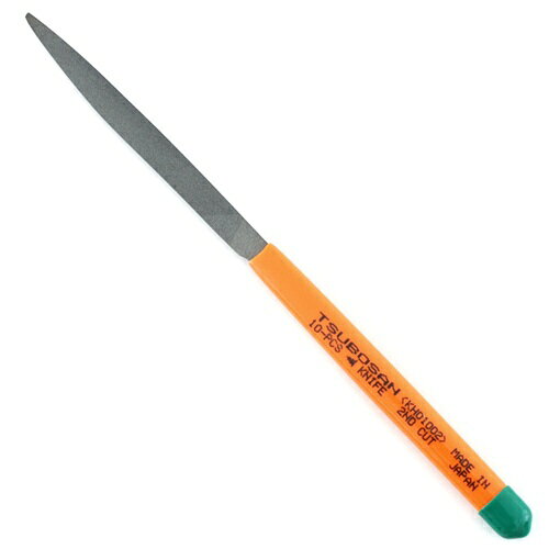 一般金属加工用のヤスリです。鉄等の一般金属の切削加工に使用します。仕様●ヤスリ目数：23CUT/cm。●ソフトグリップ付。材質●本体：SK材。●柄部：樹脂グリップ。注意事項作業用手袋・保護眼鏡等の防具を着用してご使用下さい。ハンドルを取付けて使用する場合は、ガタつきが無いことを確認して下さい。
