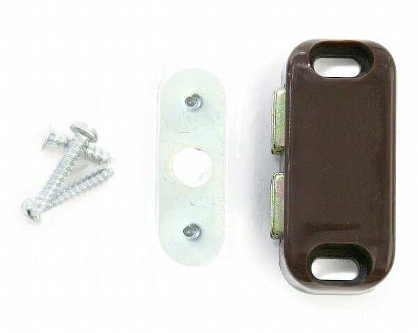 家具の扉などをマグネットでキャッチします。家具・タンスの補修交換部品■材質： プラスチック■入数： 1家具の組立・補修等。マグネットを使って扉などを保持する金具です。サイズ： M。カラー： 茶。