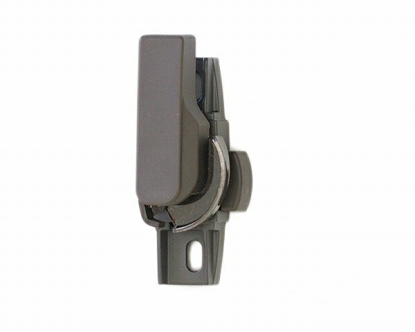 交換用のクレセント（締め金具）です。トステム（LIXIL）・トーヨーサッシ金具■部品名： G-01R-BZLV■サッシ： アトモス/デュオ■用途： 空掛け防止クレセント窓部品（小）■カラー： ブロンズ（右）サッシの交換用クレセント。トステム（LIXIL）アトモス/デュオ用の取り替え用クレセントです。サイズ： 小。カラー： ブロンズ。