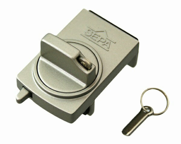 簡単に取付けできて、防犯効果を向上できる窓サッシ用補助錠のスタンダードアイテムです。サッシ・窓・玄関防犯・補助錠・防犯用品シリーズ腰高窓・小窓に適した防犯用補助錠。キー付and緩み防止機構付の安全2重構造です。外す場合は、ラチェットツマミを解除しなければツマミが回転できず、キーを抜けばツマミ自体が空転する、最も高い防犯性能を持っています。推奨使用場所： 腰高窓・小窓。取付可能寸法： 28〜45mm。カラー： シルバー。キー付。