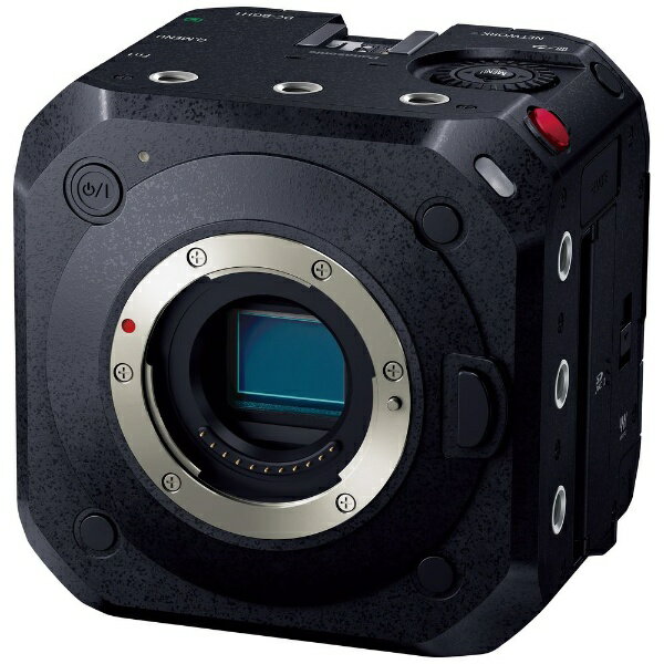 LUMIX初 映像制作の自由度を高めるボックススタイルのカメラ■マルチカメラから従来の撮影スタイルまで、プロの映像制作現場のニーズに合わせてフレキシブルに対応するカスタマイズ性LUMIX初の斬新なボックススタイルのボディに、LUMIX GHシリーズで培った高度な動画性能を凝縮マルチカメラ撮影に対応すべく、プロユースの拡張性の高いインターフェースをボディにレイアウトすることで、幅広いプロの映像制作現場を全方位的にサポート他社製のモニター、レコーダー、マイク、リグ、三脚、ジンバル、ドローン、オペレーション機器などとの連携で、ユーザーのニーズに合わせた自由度の高いカスタマイズ性を提供コンパクトなワンマン撮影から、複数台のオペレーションが必要なチーム体制の撮影現場まで幅広く対応が可能■GHシリーズの系譜を継ぐ優れた動画記録性能10.2M Live MOSセンサーとデュアルネイティブISOテクノロジーが実現する高感度画質優れたハイライト耐性を持つ13ストップ V-Log Lパナソニック社マイクロフォーサーズ規格初のCinema4K 60p 10bit動画記録など充実の動画記録モードすべての記録モードで記録時間無制限※1※1：記録時間はバッテリーとメモリーカードの容量に依存します。本体温度が上昇した場合、本機の保護のため、自動で撮影が停止する場合があります。■プロフェッショナルの制作現場に応える信頼性・拡張性LUMIXとして初めてBNC端子（3基）とLAN端子（PoE+対応）を搭載1台のPCから本機複数台（最大12台※2）をLAN制御※3 可能※2：接続環境や接続するパソコンのスペックにより、動作が不安定になる可能性があります。※3：PCに専用ソフトウェア「LUMIX Tether for Multicam」をインストールすることでカメラを制御できます。●電源が確保できない場所での撮影時には、別売のバッテリーパック（AG-VBR59/AG-VBR89G/AG-VBR118G）と充電用の別売バッテリーチャージャー（AG-BRD50）が必要です。 ※本商品が対象となるクーポンは、その期間終了後、同一内容でのクーポンが継続発行される場合がございます。 DCBGH1【pn_ptcp0】