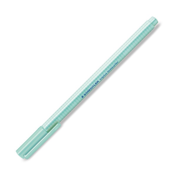 パステルカラーがかわいらしいハイライターです。蛍光ペンよりもやさしい色合いで文字の塗分けに適しています。細い線も太い線も一本で引ける、筆のように弾力性のあるペン先を採用しています。自然と指にフィットし持ちやすく、書きやすい三角ボディ＜トリプラス＞です。