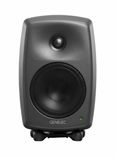 クオリティを犠牲にしないパワフルなパフォーマンスがプロジェクトに必要なら、Genelec 8030Cアクティブ・スタジオ・モニターはあなたの期待を上回る機能を提供します。2017年に発表された8030Cは、先行モデルに比べて、SPLは4 dB上昇し、消費電力はさらに低下しています。驚くほどスタイリッシュで音響も素晴らしい8030Cは、頑丈なアルミ製MDE（Minimum Diffraction Enclosure）の驚くほど美しいルックス、丸みのある筐体、色付けのない正確な音再現を提供。デザインの全ての要素は、リスニング体験を完全なものにするために作成されています。DCW（Directivity Control Waveguide）が、軸上/軸外で正確に周波数を再現。内部リフレックス・チューブ・デザインによる最適化されたフローと最大化された内部ボリュームが広範な低周波と高SPLを実現。作業終了後は、Genelec ISS（Intelligent Signal Sensing）回路がシステムの停止を自動検出し、環境に優しい省電力スタンバイ・モードに切り替えます。プロフェッショナル・スタジオから中継車まで、8030Cは驚きのパワーを絶対的な精度と組み合わせられるよう作成されています。