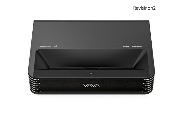 VAVA 超短焦点4Kプロジェクター VA-SP003 REV2は、従来のプロジェクターとは異なり壁際に設置することで最大150インチの投影を可能にした超短焦点仕様のトリプルレーザープロジェクターです。■視界を遮るものも無しVAVA Chromaの超短焦点技術は、驚異のスローレシオ(投射距離：投影画面幅)、0.233:1。壁からわずか18cmほどの距離に設置するだけで、最大150インチの大画面を投影できます。■トリプルレーザー技術とALPD4.0を搭載。3チャンネルレーザー技術とALPD 4.0が可能にした、圧倒的な色精度をお楽しみください。VAVA Chromaは、赤、青、緑のレーザー光源を使用することで、Rec.2020の色域が106%となり、色の損失がほとんどない感動的な映像を実現します。■驚異の完全無欠4K解像度テキサス・インスツルメンツ社のXPRテクノロジーを採用したVAVA Chromaは、細部まで鮮明に映し出す、真の4K UHD解像度を実現しています。830万画素の鮮明さと精度の高さをご体感ください。■大画面をご家庭に新しいお気に入りの映画館が、今あなたの家に完成します。投影サイズは80インチから150インチの間で簡単に調整でき、あなたの生活空間に合わせて映画感のような体験ができます。■いつでも極上のディテールを周囲の光に邪魔されることなく、映画を楽しめます。ANSI 2200ルーメンの明るさにより、遮光カーテンがなくても、昼間のリビングでもお気に入りの映画やショー、ゲームなどはっきりとした映像をお届けします。短焦点用スクリーンを使用すれば、さらに没入感が高まります。■新しい聴覚体験映画館体験には映画館レベルのサウンドが必要不可欠。VAVA Chromaは、60W Harman KardonスピーカーとDolbyパワーオーディオを搭載し、最先端のサウンドでより高い次元のシアター体験をお約束します。■ボイスコントロール内蔵VAVA Chromaでは、AmazonのAlexaを使って声でコンテンツをコントロールできます。ソファからリモコンに話しかければ、映画館気分のままシームレスに楽しむことができます。■専用のカスタムANDROID OSとアプリストアを搭載本モデルには、専用のカスタムANDROID OSが内蔵されているので、アプリからダウンロード、インストールする事で、様々なアプリをご利用頂けます。■25000時間の長寿命光源には従来の管球式ではなく、強力なレーザー技術を導入。映画なら12000回以上、または1日4時間の使用で17年間使用できる驚きのロングライフ設計です。■完全な接続性VAVA Chromaは、ノートパソコンからハードディスクまで、お手持ちのあらゆるデバイスに対応しています。
