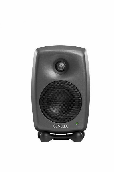 Genelec 8020Dはコンパクト・サイズながら極めて野心的な製品です。2017年に発表された8020Dは、先行モデルに比べて、SPLは4 dB上昇し、消費電力はさらに低下しています。できるだけ多様なリスニング環境に対応できるようデザインされた8020Dは、空間に制約がある場合にその真価を発揮し、比類ないニアフィールド体験をもたらす8000シリーズのイノベーションを活用しています。MDE（Minimum Diffraction Enclosure）による色付けのない正確な音再現と、DCW（Directivity Control Waveguide）による軸上/軸外での正確な周波数再現を提供。作業終了後は、Genelec SS（Intelligent Signal Sensing）回路がシステムの停止を自動検出し、環境に優しい省電力スタンバイ・モードに切り替えます。ポストプロダクション・スタジオや中継車からDAWベースのスタジオまで、8020Dはニアフィールド・ソリューションに最適の選択肢です。