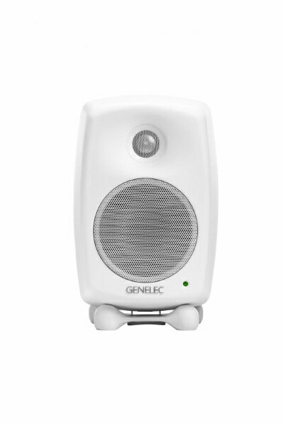 Genelec 8020Dはコンパクト・サイズながら極めて野心的な製品です。2017年に発表された8020Dは、先行モデルに比べて、SPLは4 dB上昇し、消費電力はさらに低下しています。できるだけ多様なリスニング環境に対応できるようデザインされた8020Dは、空間に制約がある場合にその真価を発揮し、比類ないニアフィールド体験をもたらす8000シリーズのイノベーションを活用しています。MDE（Minimum Diffraction Enclosure）による色付けのない正確な音再現と、DCW（Directivity Control Waveguide）による軸上/軸外での正確な周波数再現を提供。作業終了後は、Genelec SS（Intelligent Signal Sensing）回路がシステムの停止を自動検出し、環境に優しい省電力スタンバイ・モードに切り替えます。ポストプロダクション・スタジオや中継車からDAWベースのスタジオまで、8020Dはニアフィールド・ソリューションに最適の選択肢です。