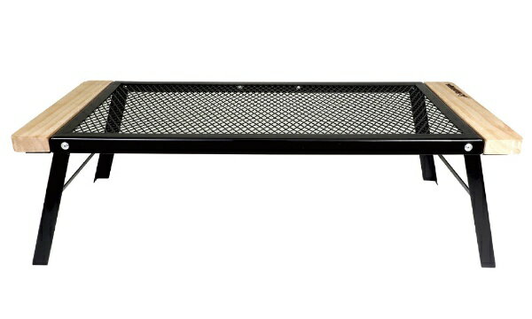 天板が鉄材のアウトドア用テーブル。耐熱性があるので加熱直後のケトルや鍋類をそのまま置けます。スタンドを折りたたんでフラットに収納可能、お出かけにぴったりのサイズ感で携帯性が抜群。お洒落な飾り木でアウトドアの雰囲気をさらに引き立てます。サイズ：約W66.5×D30×H19.5cm（展開時）/約W66.5×D30×H2.5cm（収納時）重　量：約1.9kg（本体）主材質：鉄・木