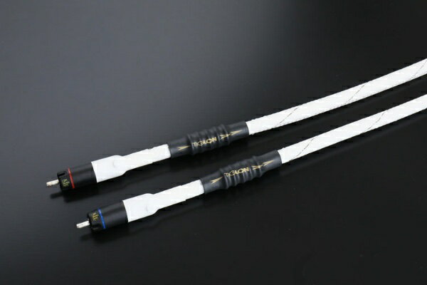 幻の導体とも言われるディップフォーミング無酸素銅(DF-OFC)に世界特許技術である「マグネシウムシールド」を施し、アウタージャケットには航空産業にも使用される特殊外装チューブと帯電防止処理、さらにオリジナルバーンイン技術「ハイパーサチュレーテッドエナジャイザー(HSE)」でチューンアップしました。ケーブルの横振動と縦振動を強力に抑え込む特許技術「アドバンスド・マグネシウムフィルター（AMF）」と、特殊絶縁体「スーパークリアアイソレーター」を初採用し忠実な音場と高い静寂感を限界まで追求致しました。