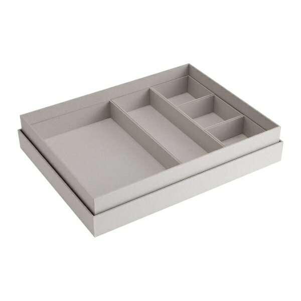 再生紙でつくった整理箱ばらばらと散らばりやすい小物をはじめ、いつも使うアイテムを一つの箱にまとめて収納。中のトレイは、取り出して卓上で使用したり、引き出しの小分けにも使用できます。中身の一覧性が高く、扱いやすいシンプル形状です。Vカット加工により、エッジのある洗練した紙製整理箱です。本製品は、古紙パルプ配合率100%の再生紙を使用しています。本体寸法：約W346×D264×H65mm本体重量：約763g材質：紙積み重ね耐荷重：均等荷重で約9kg（合計）古紙パルプ配合率100％の再生紙×Vカット加工で作られたスタイリッシュな紙製収納箱「リトレイ」は、古紙パルプ配合率100％の再生紙を使用し、製造時に厚紙の表面にV字の溝を掘る「Vカット加工」で製函されたスタイリッシュな紙製整理箱です。一般的な整理箱（貼り箱）は芯材を貼紙で包んで製造するのに対し、本製品は折り・接合部分に「Vカット加工」を施すことで最小限の材料で組み立てて製函しています。紙の温かみがありながら角やフチ部分にエッジのある洗練された質感を実現し、貼紙を使わず環境に優しい古紙パルプ配合率100％の再生紙のみで成形することができます。卓上にも使える小分けトレイ箱の内寸に収まるサイズの小分けトレイが付属しているため、小物を分類して収納することができます。乱雑になりがちな引き出しの中も、すっきりと整理できます。小分けトレイは一つ一つ取り出せ、卓上収納としても使用可能。仕事や趣味でよく使うものを収納することで、作業効率向上につながります。サイズはA4/ A5の2種類、各2色展開（ライトグレーとクラフト）。用途に合わせてフレキシブルに組み換えが可能なため、デスクワークをするビジネスパーソン・学生のほか、趣味の道具や、コレクションアイテムの整理整頓をお考えの方に最適です。