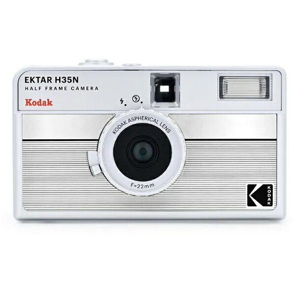 KODAK EKTAR H35Nの1ショットは、ハーフフレームの写真となります。 通常の1コマの中に2コマ撮影できる設計で、例えば36枚撮りのフィルムの場合は72枚のハーフフレーム写真が撮影出来きます。24枚撮りのフィルムの場合は48枚のハーフフレーム写真を撮影することが出来ます。ハーフフレームの楽しさは、2つの連続したフレームで作例のようなストーリーを表現できることです。H35から改良されたコーティングレンズ、三脚穴付き、バルブ機能、内蔵スターフィルター機能を新たに備え、クラシカルな外観と魅力的なカラーの組み合わせです。カメラはポケットサイズで小型でとても軽く、毎日持ち歩くのに便利です。内蔵のフラッシュは、レンズ周りのシルバーリングを回転させることでオンオフ切り替えとなり、屋外でも屋内でも、昼夜を問わず撮影を楽しむことができます。2倍の撮影枚数通常の1コマの中に2コマ撮影できる設計で、36枚撮りのフィルムの場合は72枚のハーフフレーム写真が撮影出来きます。24枚撮りのフィルムの場合は48枚のハーフフレーム写真を撮影することが出来ます。軽量で使いやすい本体は、11cm×6.2cmとポケットに入る小型サイズで120gと軽く、毎日持ち歩くのに便利です。クロスフィルター内蔵点光源から4方向のクロス状の光芒を発生させるためのフィルター。夜のイルミネーションや水面の反射、小さな光源のあるシーンの撮影に使うとより華やかで幻想的な写真に仕上がります。2種2枚のレンズアクリルレンズの1枚をガラスレンズに置き換えることで、映像の鮮明さを向上しました。【製品仕様】 ●使用フィルム：135フィルム（35mmフィルム）●搭載レンズ：22mm/F8●コーティング：2枚構成レンズ（ガラスレンズ1枚/非球面アクリルレンズ1枚）●シャッター速度：1/100秒・バルブシャッター●撮影可能距離：フォーカスフリー 1.5m〜∞●使用電池：単四アルカリ乾電池1個使用（※電池は付属させておりません）●本体材質：ABS樹脂、アルミニウム●本体質量：約110g（フィルム、電池含まず）●セット内容：カメラ本体、ハンドストラップ、布製ケース●備考：フィルム、電池、ケーブルレリーズ、三脚は含まれません。●保証期間：ご購入日から30日間●製品保証についてこちらのカメラは、修理を前提としないプラスチック製のカメラとなります。 購入日から30日以内に正常に動作しない場合のみ、カメラを無償交換い たします。（カメラに欠陥があることが判明した証拠の提供を求める場合があります） 尚、カメラ本体の交換以外（フィルム代金や現像代金等）の保証は一切いたしません。次のような場合には、保証期間内でも有料となります。・誤ったご使用、不注意、落下、不当な修理、分解、改造、天災、地変等による故障または損傷・ご使用上に生じる外観の変化 ・販売店、およびお買い上げ年月日記載のレシートがない場合。