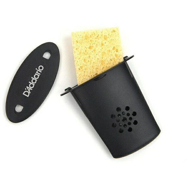 湿度管理ツール 。冬場などの乾燥時にサウンドホールに直接装着することで適正な湿度を保ち、楽器を乾燥から守ります。