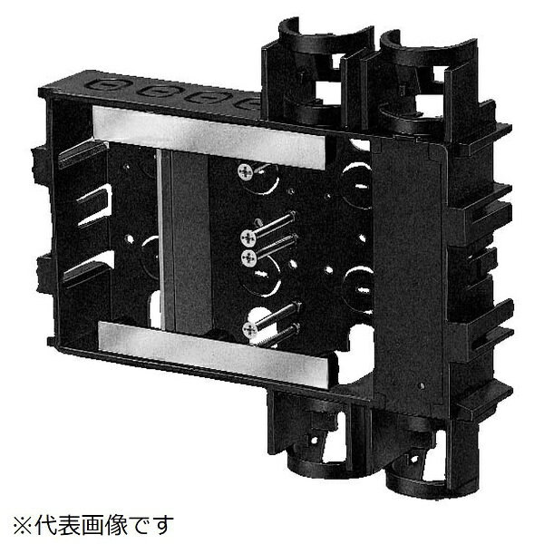 ●入数（個）： 1●仕様： 情報機器ボックス●アルミ箔付●種類： 3ヶ用●適合管： TLチューブ16・CD管16・22・PF管16・22●14・16変換アダプタ4個付●特徴： 整合器取り付けスペースが広く、配線がラクです。●軽量間柱にも取り付けOK！●3ヶ用に管サイズ16を接続する場合は付属のスリーブを使用します。（スリーブ4ヶ付）