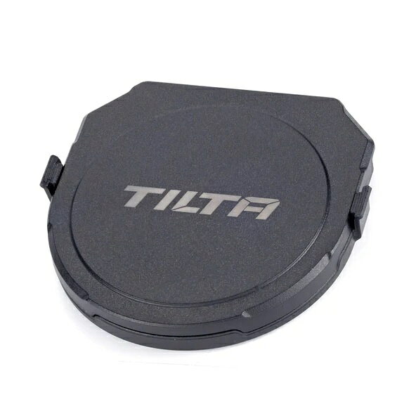 このTilta Mirage用フィルター保護カバーは、Tilta Mirage Matte Box用の95mm円偏光フィルターおよび95mm可変NDフィルターを保護するために設計されています。このキットには、フロントカバーとバックカバーの両方が含まれており、フィルターが緩んでいるときや、Lightweight Filter Clamp-On Adapter (別売)を介してレンズに直接取り付けられているときに、簡単にフィルターを保護することができます。フィルターがレンズに装着されている場合、フィルターを取り外すことなく、フロントカバーを使用してガラスを損傷や傷から保護することができます。