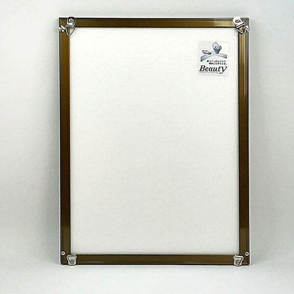 美しいポスターや写真は、いつまでも美しく飾っておきたいものです。ビューティーパネルは、シンプルなデザインのアルミフレームで美しく、楽しいパネルづくりができます。ビューティーパネルは、ビス2本を外すだけで、ポスターの入れ替えができます。吊り下げ金具が4カ所についているため、どの方向にでも吊すことができ、パネルとパネルを連結して飾ることもできます。お部屋のアクセントに。広告ポスター・説明パネル等の展示用に。オフィスや施設等の展示案内に。写真展・展示会等の作品の装飾に。飲食店のメニュー板等に。■サイズ : 210×297mm1.ポスター、写真を透明フィルムではさみ、コインでビスをとめるだけで簡単にパネルができます。2.差し替えて使用できるので経済的です。吊り金具が4カ所についているため、ポスターの天地を間違える心配がありません。3.直角に曲げられたコーナーで、タテ・ヨコどちらでも飾れます。吊り金具・ビスはパネルの裏側で処理されているためポスター・写真など美しく飾れます。4.ビューティーパネルの数々の特徴を決めた実用新案(PAT.NO.30534)のフレーム構造。折曲部は金具で補強されており、折損することがありません。【仕様】●アルミフレーム●ウッドラックエコパネ●ペットフィルム●吊り金具4カ所●とりつけビス2本