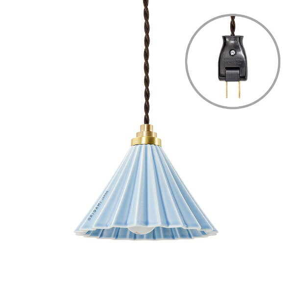 美濃焼が灯す、透け感あるぬくもり。ORIGAMIドリッパーを使用したランプシェード「dripper lamp」。まるで折り紙を折ったような美しいフォルムが人気のORIGAMIドリッパー。美濃地方で熟練の職人たちが一つ一つ手仕事で作り上げる磁器のドリッパーは世界中のバリスタから愛用される名作として高く評価されています。そんなORIGAMIドリッパーの色合い・サイズ感などがあまりにもランプシェードにぴったりであった事から“そのまま”ランプに。真鍮のパーツを組み合わせて上品に仕上げました。薄いつくりのドリッパーは点灯すると光がうっすらと透過。ぬくもりと透け感が磁器ならではの美しさを演出します。