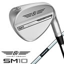 VOKEY SM10発売予定日：2024年3月8日（金）ボーケイ・デザイン SM10 ウェッジをあなたのバッグに加えることで、スコアアップの可能性は大きく広がります。正しいコンタクト、弾道コントロール、最大化されたスピン、そしてボーケイならではの魔法のようなグラインド。シンプルなものからセンセーショナルなものまで、SM10ウェッジは素晴らしいショットを実現するために開発されました。VOKEY DESIGN SM10 WEDGESSHARPEN YOUR SHORT GAMEショートゲームをもっと思い通りに新しいウェッジほどショートゲームを向上させるものはありません。特にそのウェッジが、あなたのプレースタイルに最適なソールグラインドを備えたボーケイ・デザイン SM10ウェッジなら尚のこと。世界のトッププレーヤーに信頼されている最新のボーケイウェッジによって、あなたのウェッジプレーはどのように向上するのか、ぜひご体感ください。IMPROVED FLIGHTING & FEEL進化した弾道と打感SM10はインパクト時に驚くほどソリッドで心地よい打感を提供し、より低く抑えた、よりピンを狙える弾道を実現。進化した重心設計により、弾道のコントロール性能と安定性がさらに向上し、あらゆるショットに大きな自信を与えます。MAXIMUM SPINスピンの最大化SM10に搭載されたすべてのグルーブは、スピンを最大化するためにエッジまで精密にカット。最高の品質と性能を提供するために100％検品され、打球エリアには溝の耐久性を2倍に向上させるために、特殊な熱処理が施されています。ULTIMATE SHOT VERSATILITY究極のショットバリエーションゴルファーのスイングはそれぞれに異なるので、そのスイングに合ったスペックが必要です。あなたのプレースタイルに理想的なグラインドの組み合わせを見つけることで、理想的なコンタクトと最大限の許容性が得られ、コース上で要求されるあらゆる条件に備えることができるのです。SM10ウェッジは、ツアーで実績のある6種類のグラインドをもって、あなたのウェッジゲームの可能性を最大限に広げます。PROGRESSIVE CENTER OF GRAVITY正確な飛距離＆弾道コントロールウェッジの重心位置（CG）の最適化は、最高の弾道、精度、許容性を実現するための重要な要素の 1 つです。 SM10 では、パフォーマンスを最大限に高めるためにロフトごとに個別に設計されたプログレッシブ CG がさらに進化。大きめのロフト角では、重心をより高く、フェースに向かって前方に移動することで安定性が向上。より低く、よりコントロールされた弾道を可能にし、さらなる高慣性モーメントとより良い打感、一貫性を実現しました。PATENTED SPIN MILLED PROCESS FOR MAXIMUM SPINMAXスピンSM10に採用されている特許取得済みのスピンミルドグルーブは、独自のカッティング・プロセスによって丹念に設計されています。各溝はロフトごとに設計が異なり、低ロフト（46°〜54°）では狭く深く、高ロフト（56°〜62°）では広く浅く加工。さらに各溝の間には、スピンを最大化するためにマイクロテクスチャーによるグルーブを施しています。さらに独自の熱処理を打球エリアに施し、打感を変えることなく耐久性を2倍に向上させ、ゴルフ界で圧倒的に耐久性のある溝を実現。すべてのウェッジが最高の品質と性能を発揮するために100％検品を実施し、たしかなパフォーマンスをお届けいたします。Dグラインドやさしさと自由度を兼ね備えたハイバウンスウェッジDグラインドは、ヒール、トゥ、そしてトレーリングエッジ側を削ることにより、多様なショットに対応しつつ、高いバウンス性能による許容性を融合させたウェッジです。様々なフェースポジションでショットしながら、アタックアングルが鋭角に入るプレーヤーに最適です。