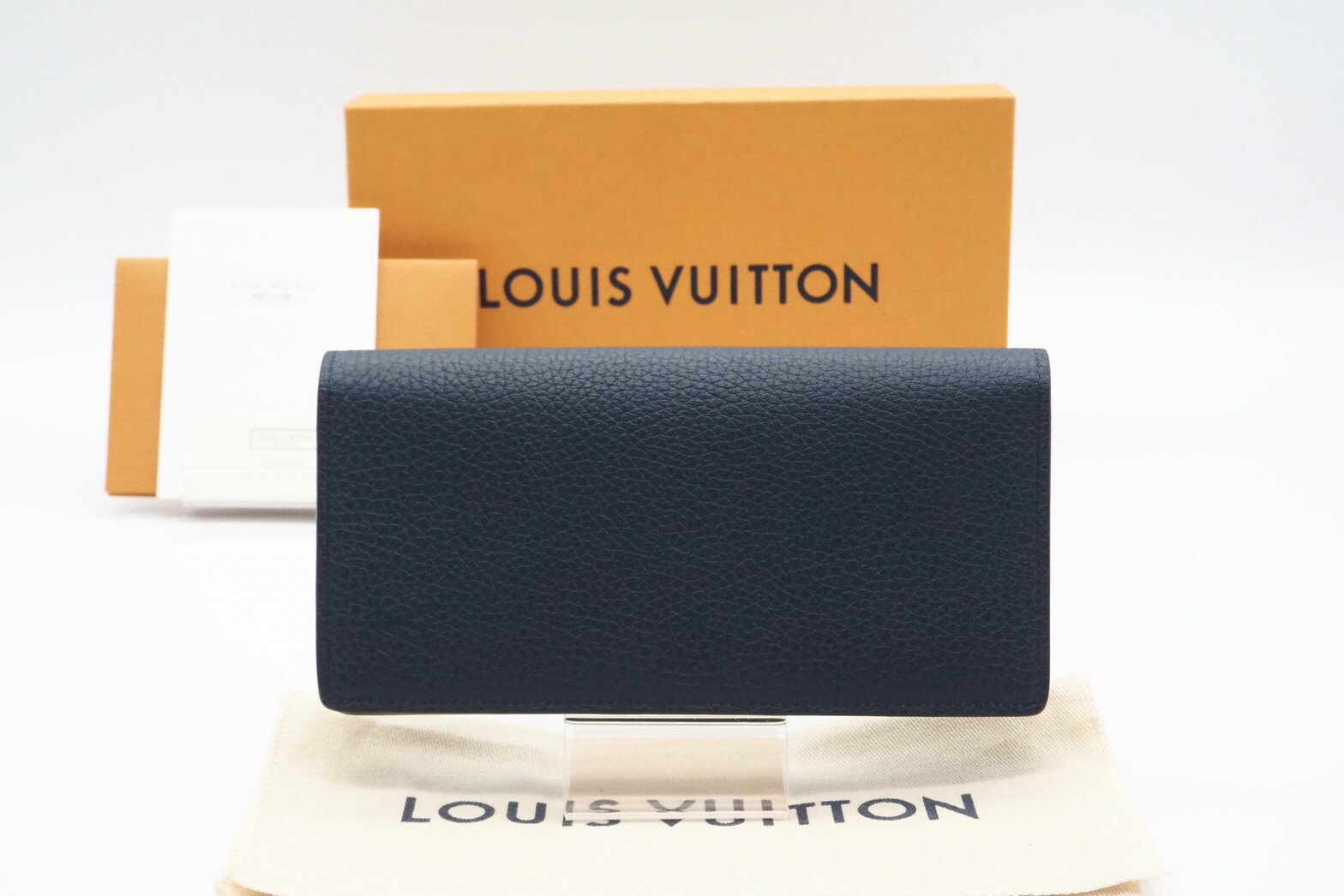 ■ブランド名 LOUIS VUITTON ルイ ヴィトン ■品名 トリヨン ポルトフォイユ ブラザ オセアン ■シリアル SP5230（2020年製造） ■型番 M58818 ■カラー系統 ブルー ■サイズ 約横19cm 高さ10cm マチ2cm ■付属品 箱・袋・冊子 ■仕様 内側/札入れ×1 小銭入れ×1 カードポケット×16 その他ポケット×5 ■参考定価 -円 ■管理番号 E10181 ■特記事項 内外面スレ(小) カード伸び(小) フチワレ(小) 小銭入れスレ(極小) ■コメント 中古品のため、内面、外面ともに写真で目立たない程度の傷、スレ、汚れがございます。目立つ傷やヤブレ、気になるニオイなどはなく、まだまだご使用頂けると思います。ほか、気になる事は何でも聞いてください。ブランド LOUIS VUITTON ルイ ヴィトン 品名 トリヨン ポルトフォイユ ブラザ オセアン シリアル SP5230（2020年製造） 型番 M58818 カラー系統 ブルー サイズ 約横19cm 高さ10cm マチ2cm 付属品 箱・袋・冊子 仕様 内側/札入れ×1 小銭入れ×1 カードポケット×16 その他ポケット×5 参考定価 -円 管理番号 E10181 内外面スレ(小) カード伸び(小) フチワレ(小) 小銭入れスレ(極小) 中古品のため、内面、外面ともに写真で目立たない程度の傷、スレ、汚れがございます。目立つ傷やヤブレ、気になるニオイなどはなく、まだまだご使用頂けると思います。ほか、気になる事は何でも聞いてください。 店舗名：リユースショップ BICLOCK 〒231-0015神奈川県横浜市中区尾上町6-89 5FC TEL：0120-897-391　MAIL：biclock@shop.rakuten.co.jp 許可 神奈川県公安委員会 時計・宝飾品商 古物商 第451480002239号 株式会社BIC-M 配送料 全国一律、配送料・代引手数料は、無料です。 初期保証（返品） BICLOCKでは、商品を安心・納得してご購入いただくため、インターネット通販でご購入いただいた中古品については、保証規定に基づきお届け後3日以内は返金対応いたします。（お客様都合による返品も可能） ただし、次の場合を除きます。 ・店頭で購入した場合 ・サイズ直し、加工をした場合 ・ご購入商品が新品および未使用品の場合 ・お客様の責により傷や破損が生じた場合 ・ご使用になられた場合 ・ご購入商品と異なるものの場合 ・商品の一部、付属品が紛失された場合 ・商品到着後、3日以降にお申し出をいただいた場合 ※ご返送にかかる費用はお客様のご負担となります。 ※詳細な条件につきましては、当店のショッピングガイドをご覧ください。 基本保証（その他） 保証期間内に通常なご使用方法で、自然故障により不具合が生じた場合は、当店の保証規定に基づき修理いたします。（上限修理金額は、購入代金の10%となります。） ただし、次の場合を除きます。 ・本保証書兼販売証明書をご提示いただけない場合 ・誤操作による故障 ・修理や改造による故障または損傷 ・外的要因（衝撃・振動）による故障 ・販売後の外観上変化が見られると弊社が判断した場合（キズや汚れ・変色・変形・割れなど） ・自然災害による故障または損傷 ・商品到着後、14日以降にお申し出をいただいた場合 ※当店の保証内容は、時計とその他の商品で内容が異なりますので予めご了承ください。 ※詳細な保証規定につきましては、当店までお問い合わせください。 注意事項 撮影環境や、ご利用のモニター環境により実際の色と色合いが違って見える場合があります。ご注文の前に気になる点がございましたら、お気軽に何でも聞いて下さい。